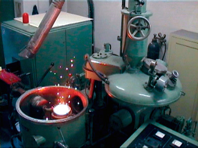 真空熔煉過程進行中